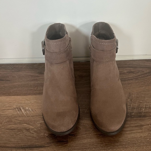 NWOT Unisa Boots Womens 7.5 Piera Ankle Booties Heels Buckle Side Zipper Brown - Picture 2 of 5